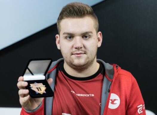 Mouz 晋级 2025 年 BLAST Open 春季总决赛，击败 Eternal Fire 。