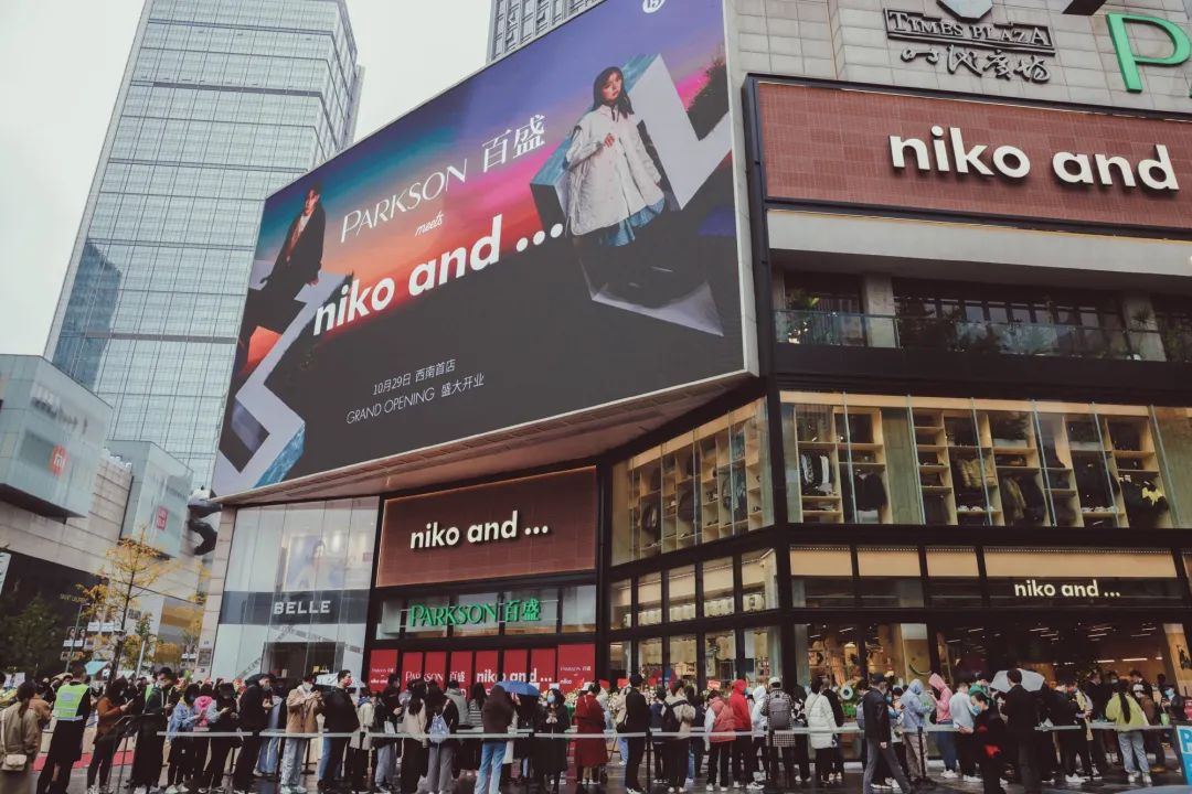 徐哥的野蛮人王喝血秀三杀，Aiming Kaisa骑脸输出。 Dplus KIA 的完美操作拉回一城。